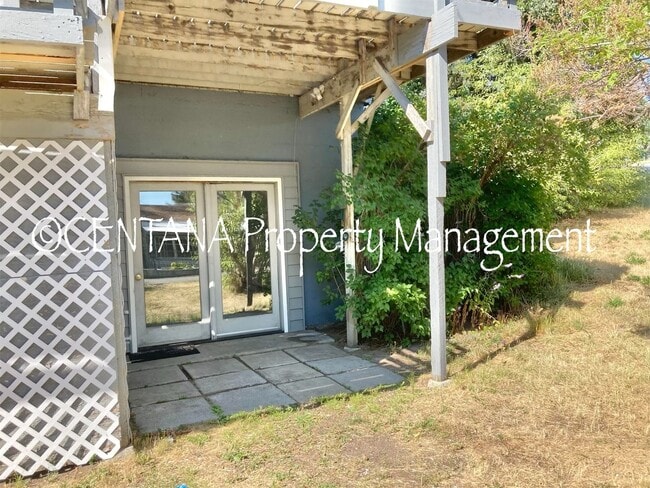Building Photo - Large home with a huge yard on the West si...