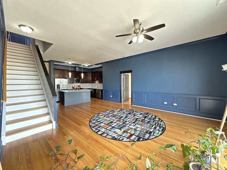 Building Photo - 520 N Western Ave