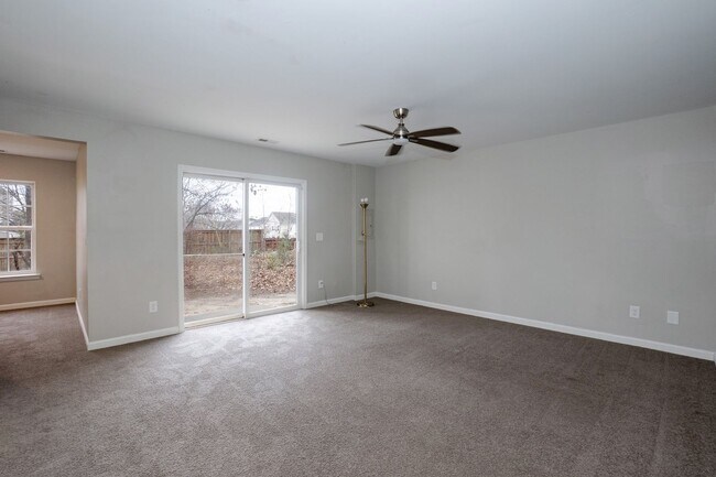 Building Photo - Beautiful Townhouse w/ 1st Floor Bedroom