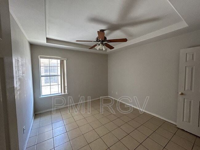 Building Photo - 913 E Daffodil Ave