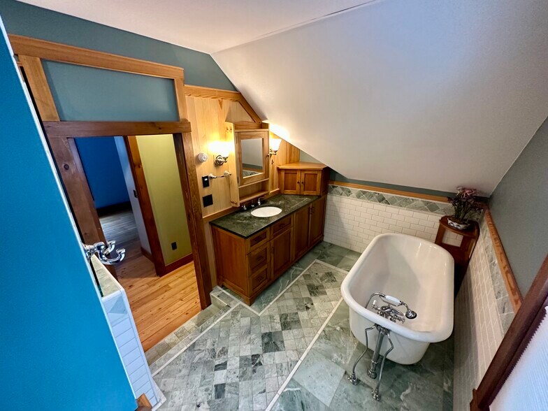 Building Photo - 475 Black Bear Holw