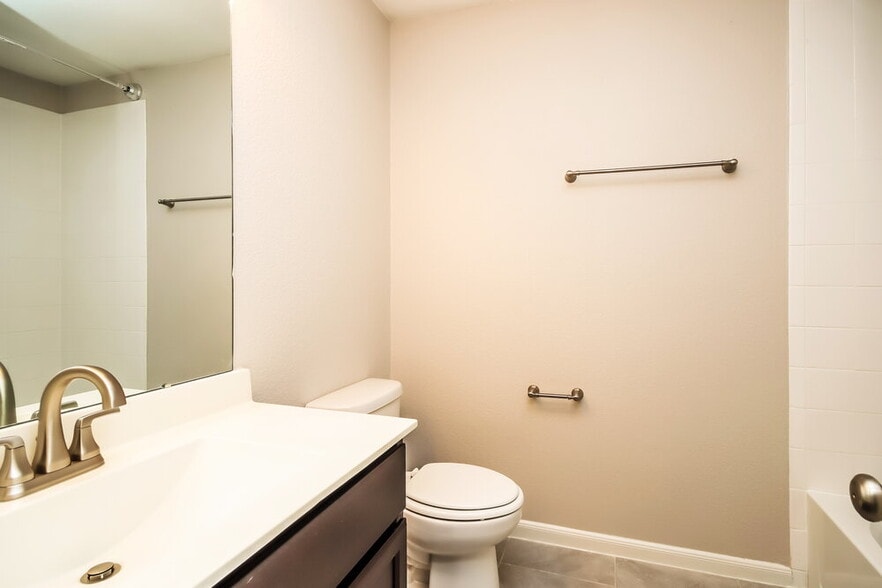 Building Photo - 622 Harvest Bluff Dr