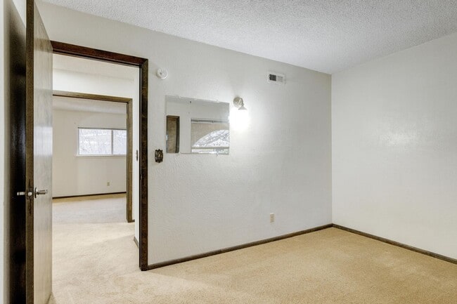 Building Photo - Charming Residence in a Prime Location 3bed/2bath