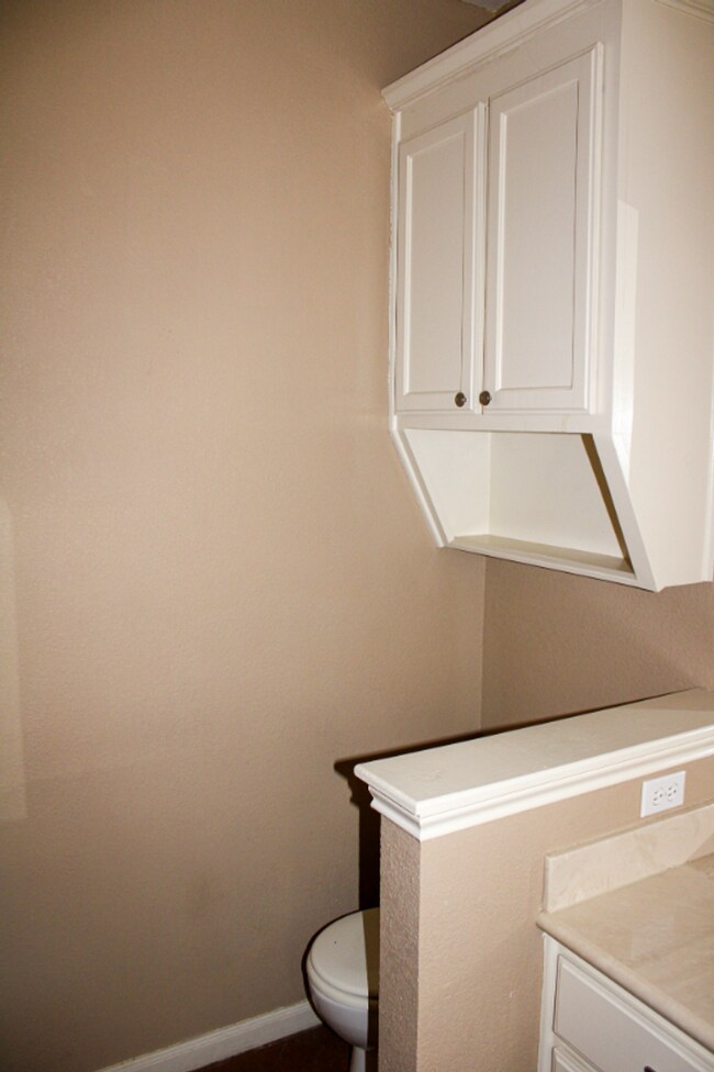 Building Photo - 208 Garden Dr