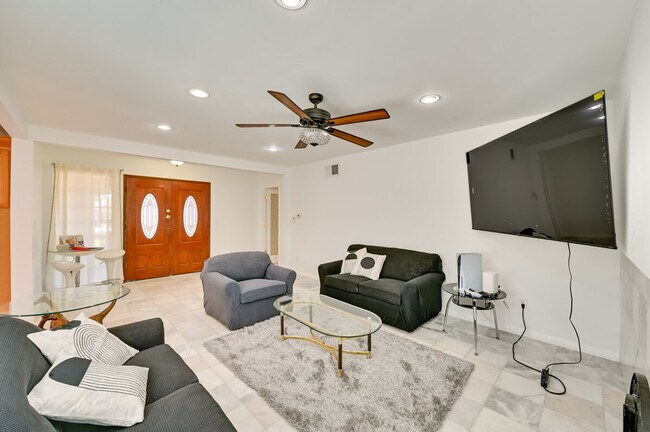 Building Photo - 719 Mahogany Dr