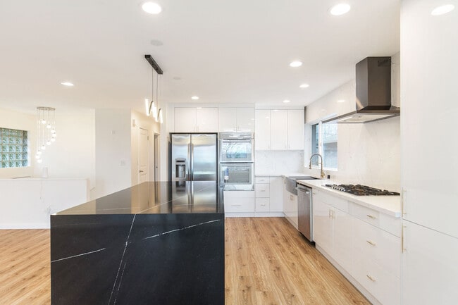 Building Photo - 4403 Powell Pl S