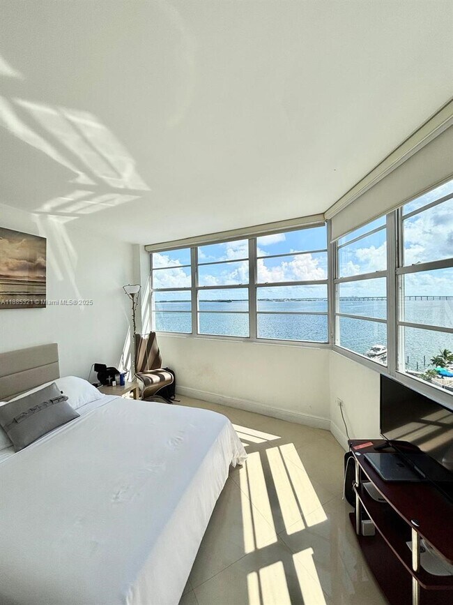 Building Photo - 801 Brickell Bay Dr