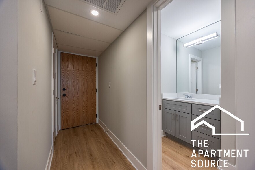 Building Photo - 1223 N La Salle Dr