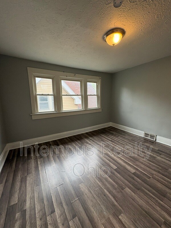 Building Photo - 942 Eddy Rd