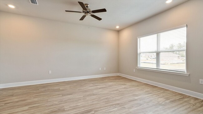 Building Photo - LOTS OF AMENITIES AND CONVENIENT COMMUTE!