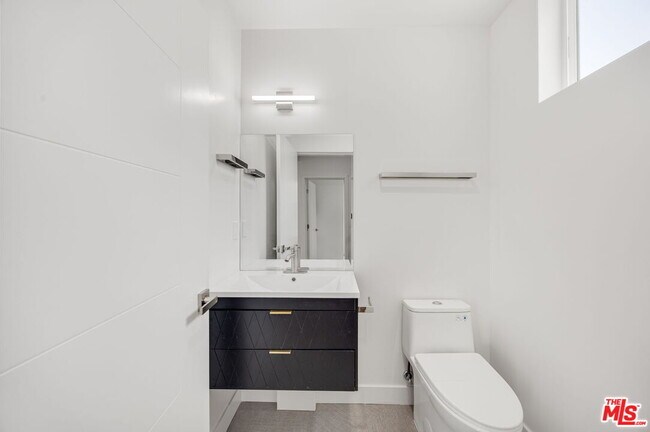 Building Photo - 11255 Hatteras St