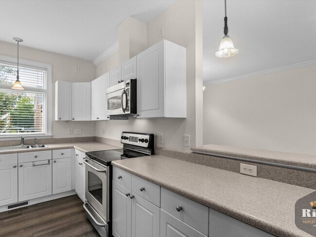Building Photo - 3 Story Townhome, New Wood Floors, Great W...
