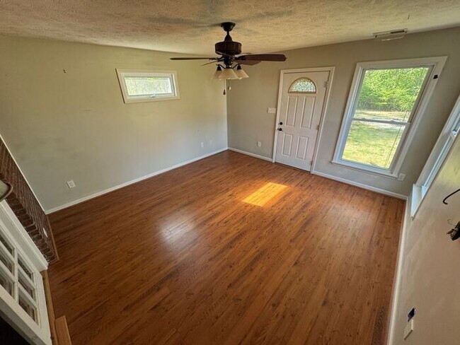 Building Photo - 4 bedroom 3 Bath Home