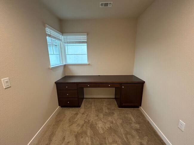 Building Photo - 479 Lemongrass St
