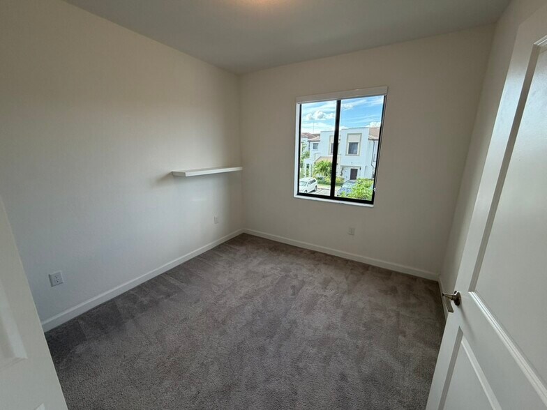 Building Photo - 21001 NE 8th Ave