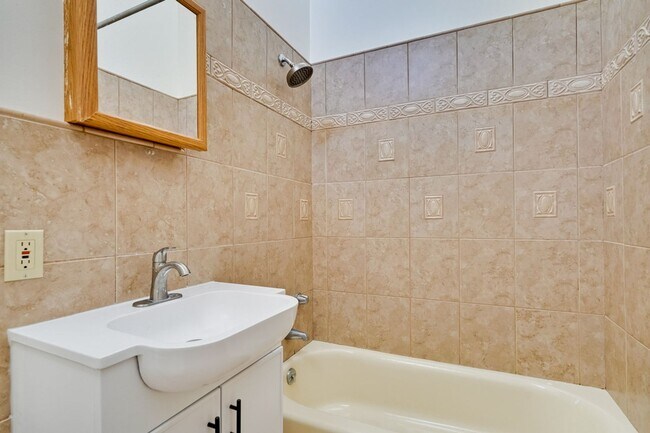 Building Photo - Spacious 4 Bed 3 Bath Home in Highly Desir...