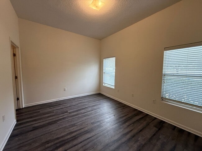 Building Photo - Lovely 2/2 in Villa Beauclerc