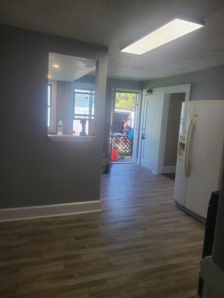 Building Photo - 52 Main St