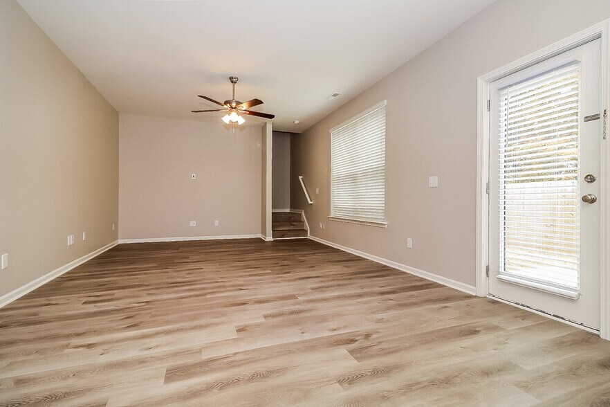 Building Photo - 197 Lynn Dr