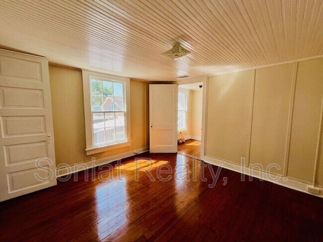 Building Photo - 815 Dante St