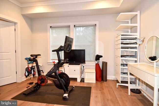 Building Photo - 1540 Levis St NE