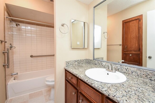 Building Photo - 11823 Zarroll Dr
