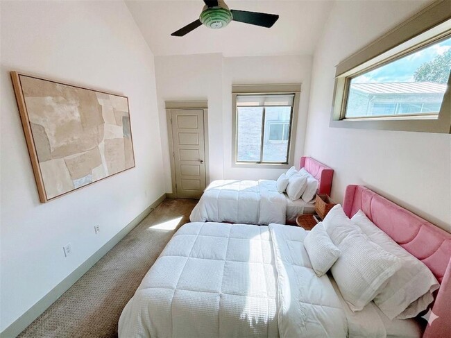 Building Photo - 1013 Lambie St