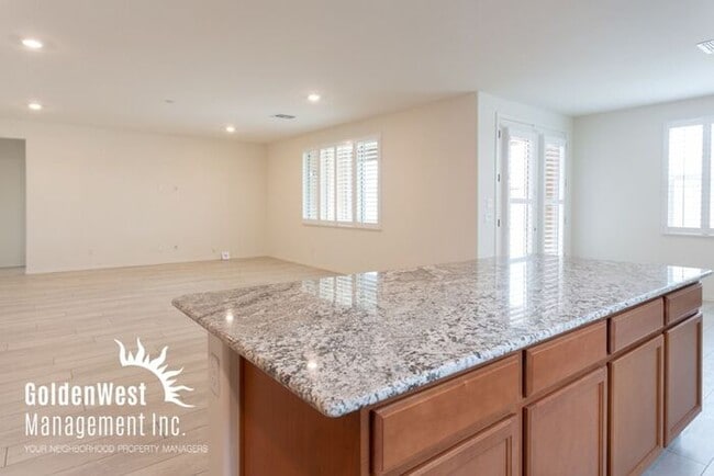 Building Photo - Bright & Airy 4 Bdm 2Ba in Quiet Neighborh...