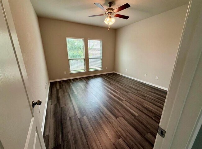 Building Photo - 5060 Dickinson Lp