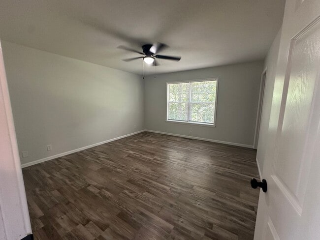 Building Photo - 3 Bed/2 Bath House!