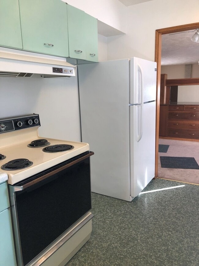 Building Photo - 2 Bed Mid-Century House w/ Garage & Fenced...
