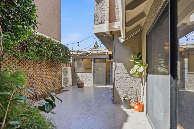 Building Photo - Beautifully Remodeled 3BD Townhome | Multi-Zone A/C | Private Patio