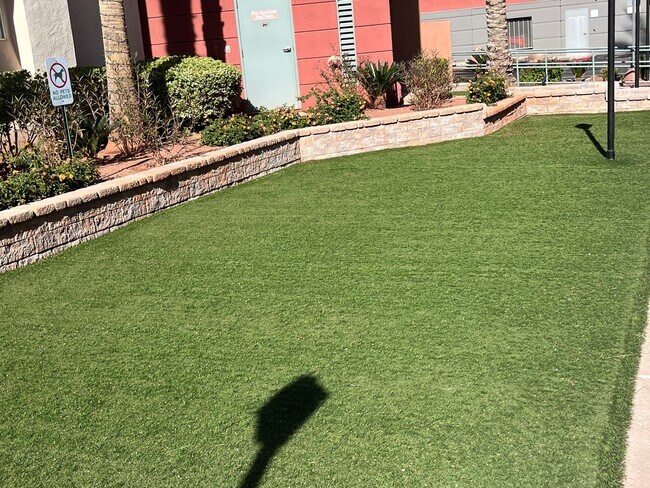 Building Photo - 1 bed, 1 bath condo in guard gated community!
