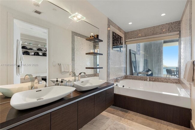 Building Photo - 200 Biscayne Blvd Way