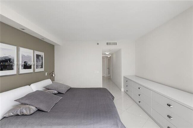 Building Photo - 3640 Yacht Club Dr