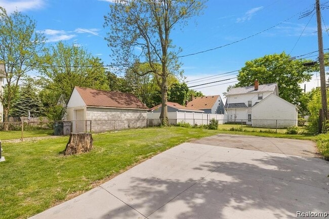 Building Photo - 310 E Harry Ave