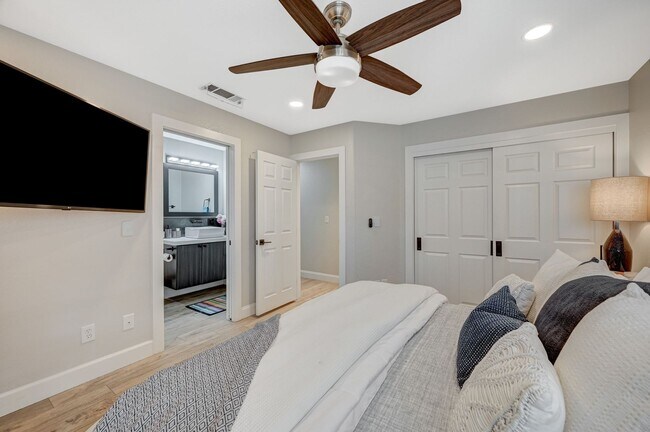 Building Photo - 4 Bedroom Contemporary Furnished-Renovated...