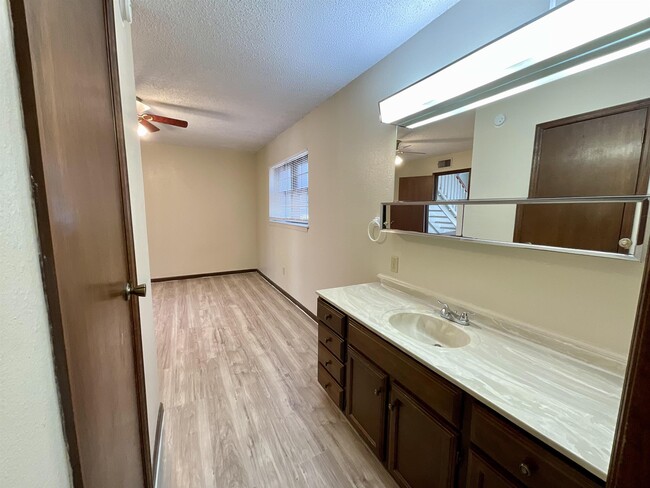 Building Photo - 1411 Hi Cir N