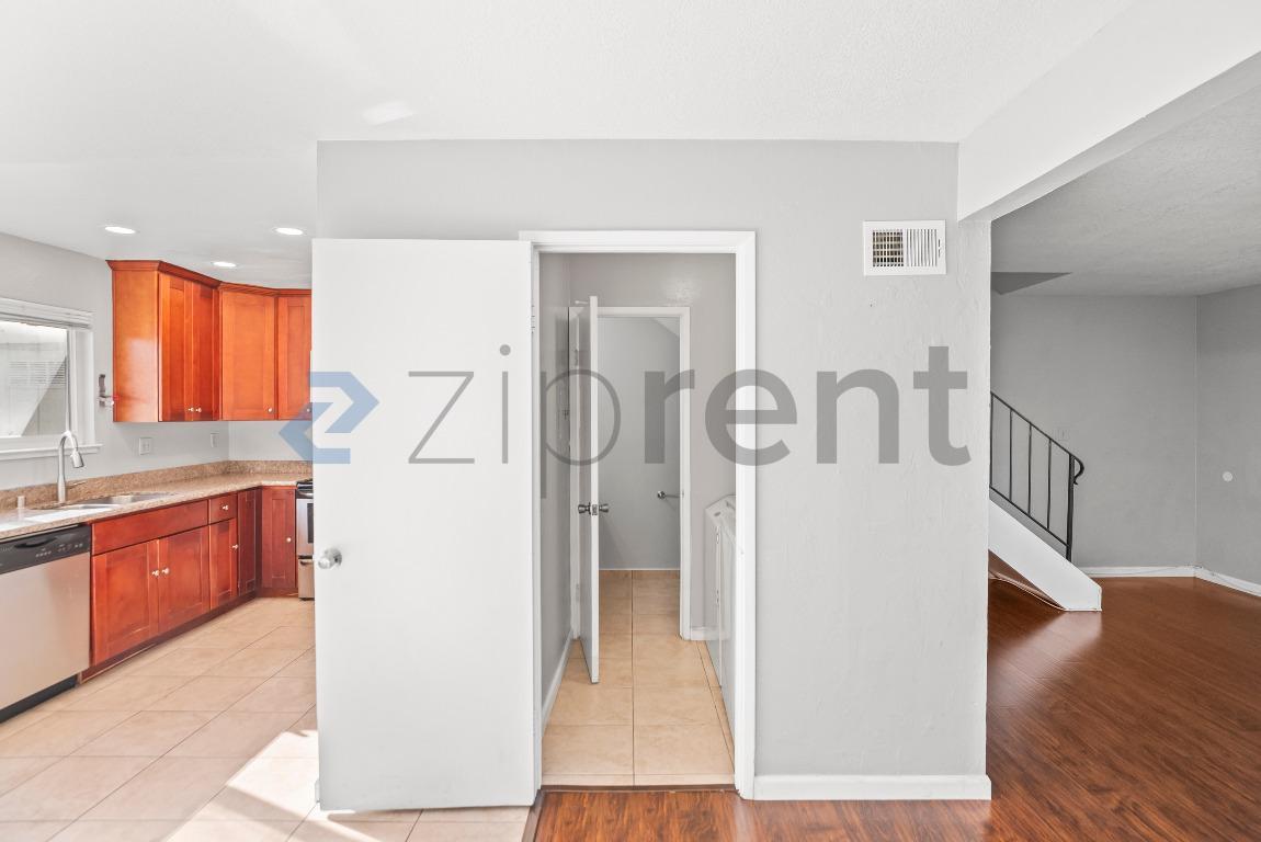 Building Photo - 38605 Royal Ann Common