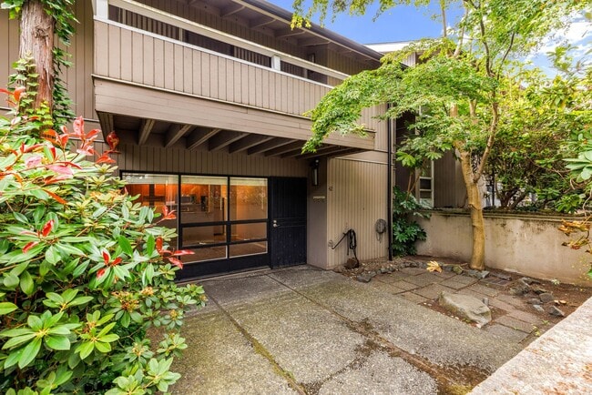 Building Photo - Downtown Bellevue Renovated 1 Bedroom Condo - Walk up entry
