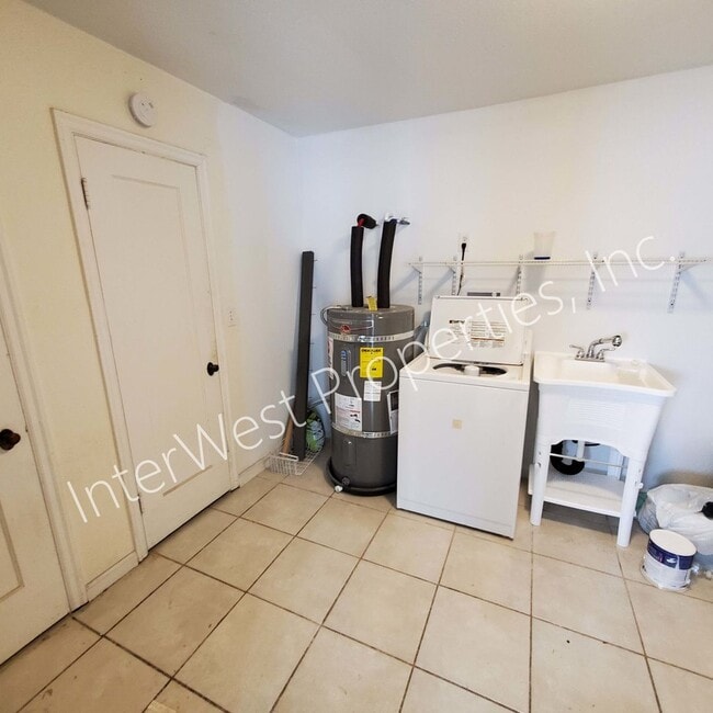 Building Photo - *RENT PROMO* 3+bd 1.5 ba Single Level West...