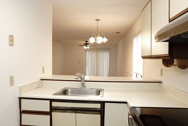 Building Photo - Cozy Two Bedroom Townhouse