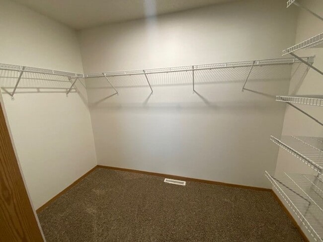 Building Photo - Comfortable 4 Bedroom with Garage & Fenced Yard for Rent!