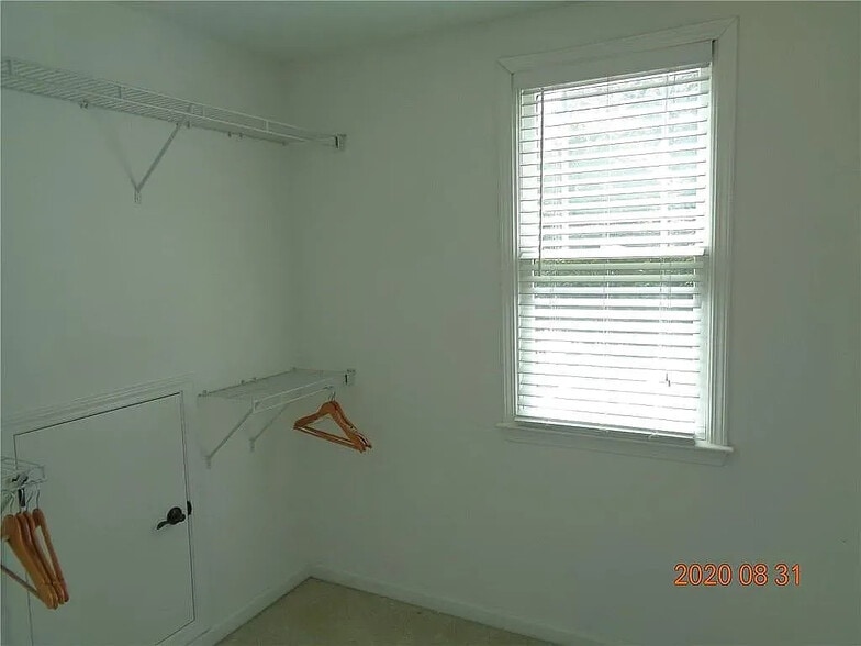 Building Photo - Room in House on Creekview Ridge Dr NE