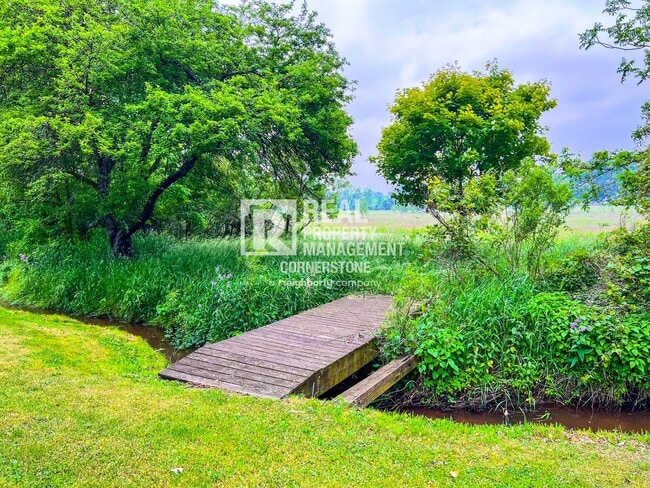 Building Photo - Spacious Country Home with Huge Yard and A...