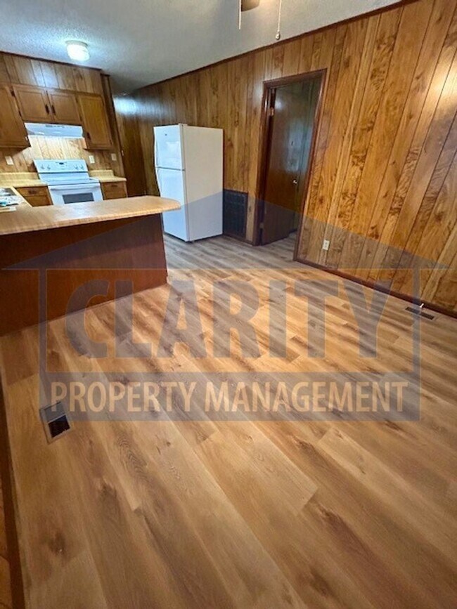 Building Photo - Spacious three bedroom home