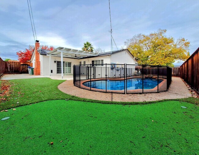 Building Photo - Beatifully Remodeled 3bd Single Story Hous...