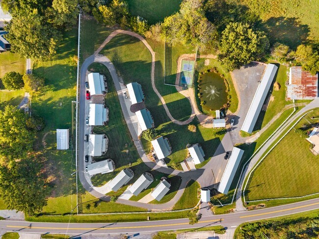 Building Photo - 1925 Lakeshore Dr