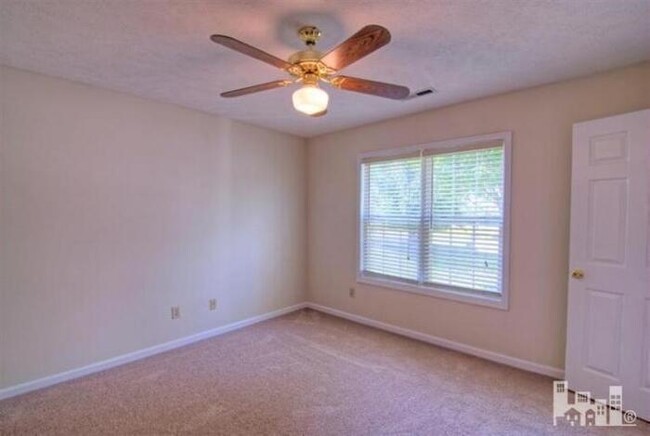 Building Photo - Ogden/Gordon Rd/Alamosa Place. Garage, fen...