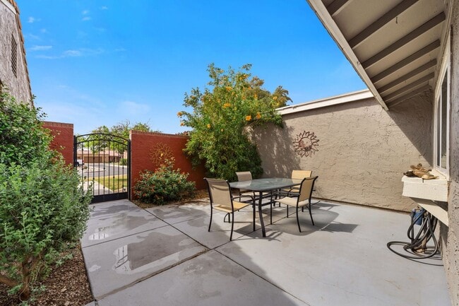 Building Photo - This beautifully appointed 3-bedroom, 2-bathroom condo seasonal rental Located in Leisure World A...